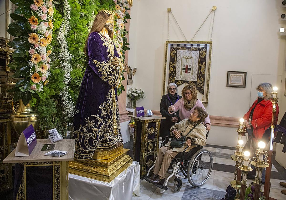 El besapié del Cristo de Medinaceli en Cartagena, en imágenes