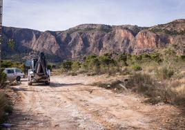 Una excavadora culmina las tareas de limpieza en la parcela donde estaba el vertedero ilegal.