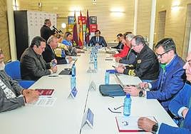 Pedro Pablo Hernández, al fondo de la mesa, preside el consejo de administración celebrado ayer en la sede de la Autoridad Portuaria de Cartagena.