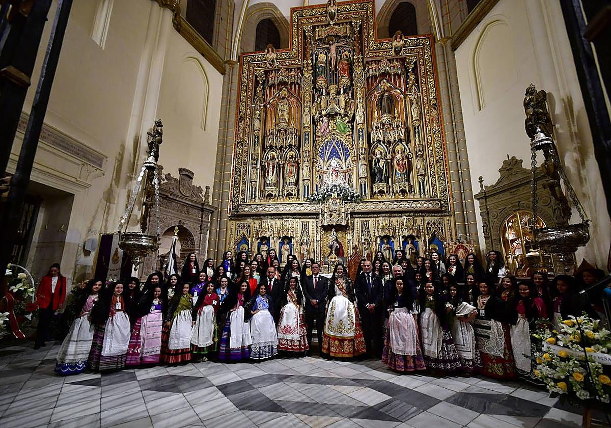 Las candidatas a Reina de la Huerta de Murcia ofrecen flores a la Morenica