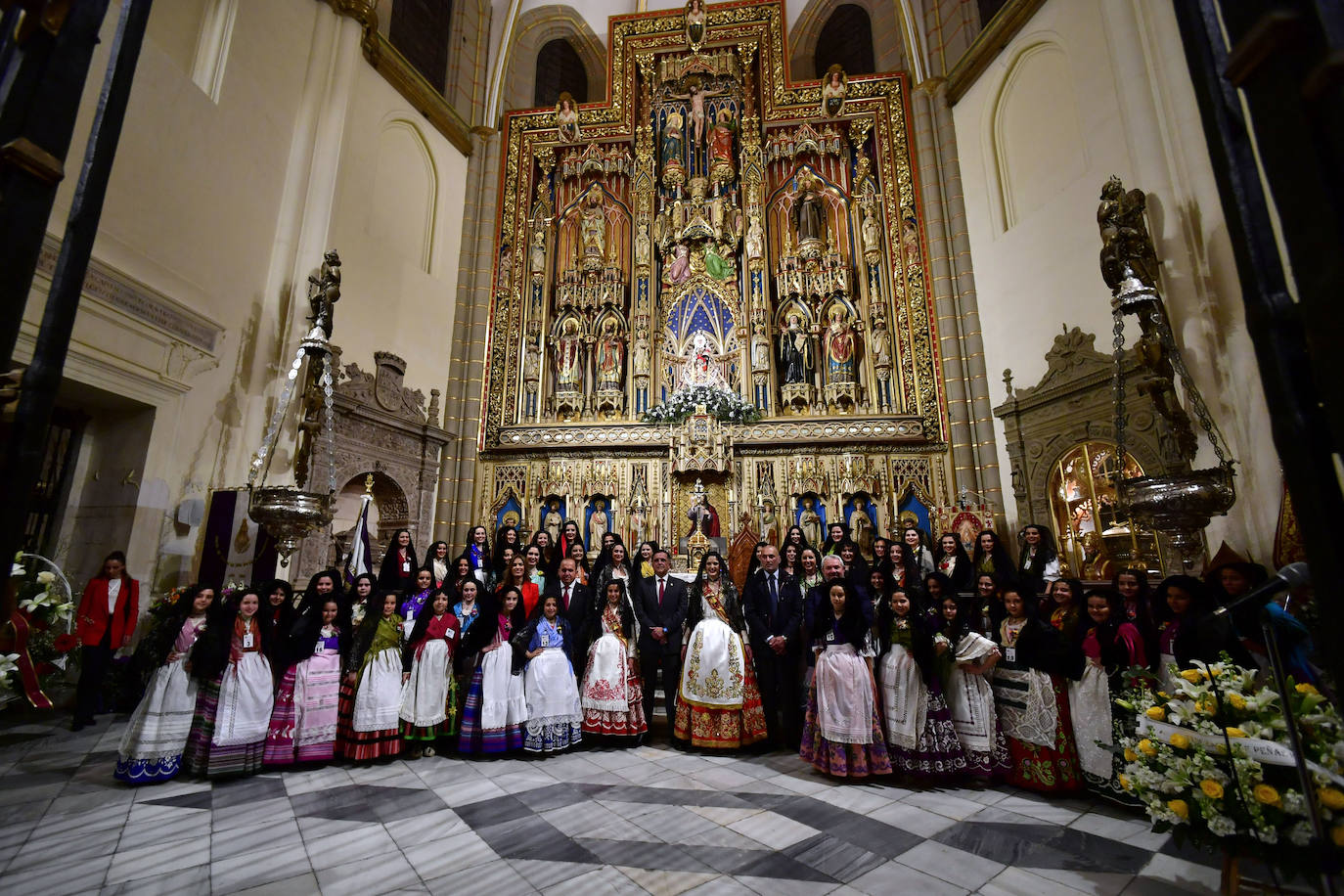 Las candidatas a Reina de la Huerta de Murcia ofrecen flores a la Morenica