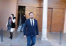 Francisco Morales abandona el Ayuntamiento tras varias horas atrincherado en su despacho.