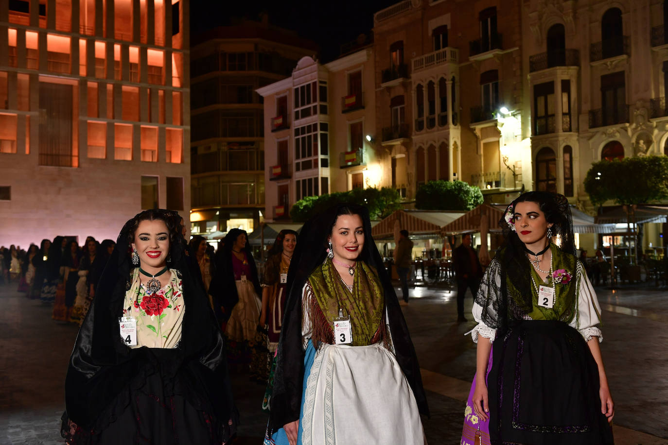 Las candidatas a Reina de la Huerta de Murcia ofrecen flores a la Morenica
