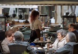 Una trabajadora una cafetería de la Plaza Belluga de Murcia