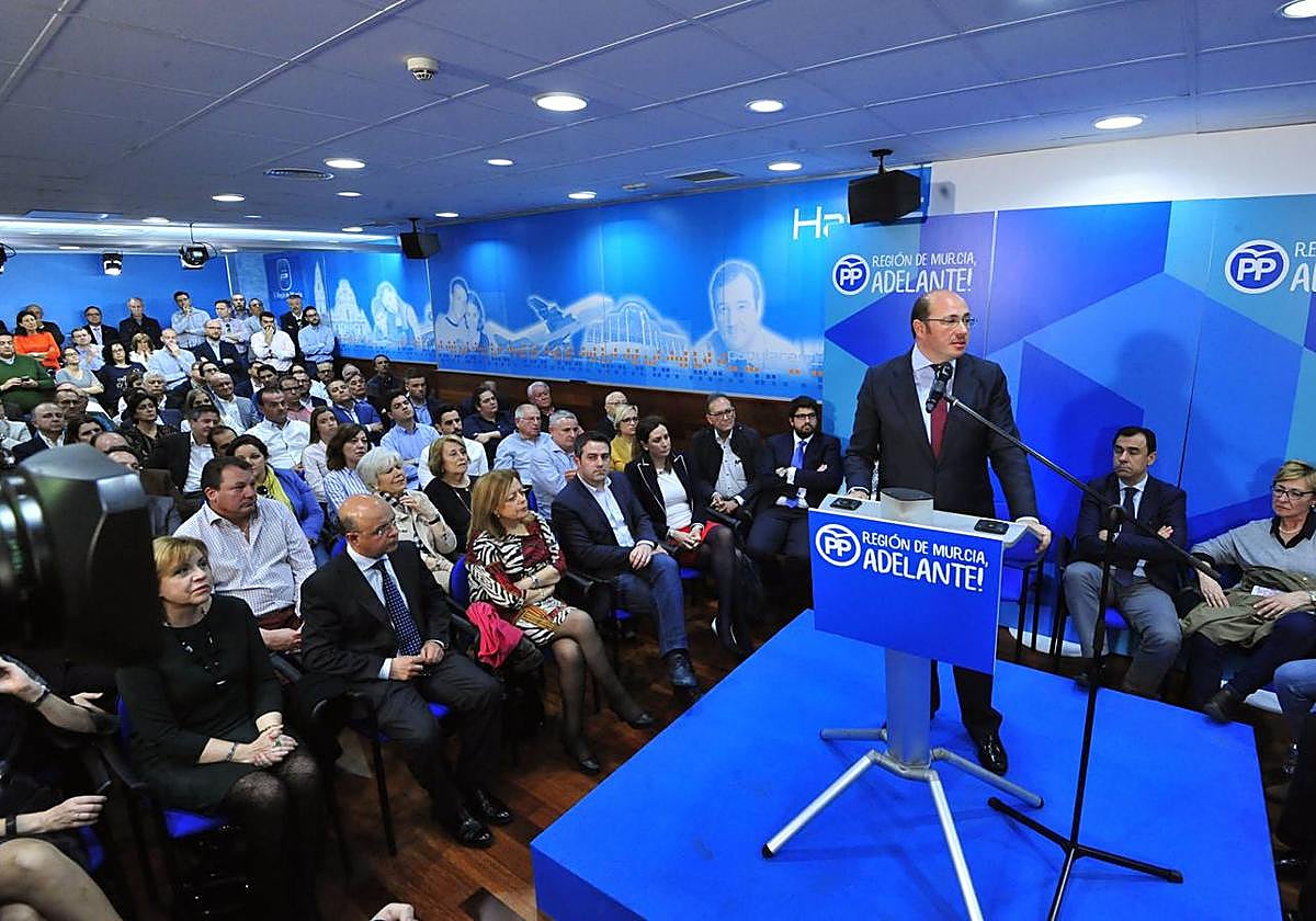 Imagen de archivo de Pedro Antonio Sánchez en la sede del PP el día de su dimisión.