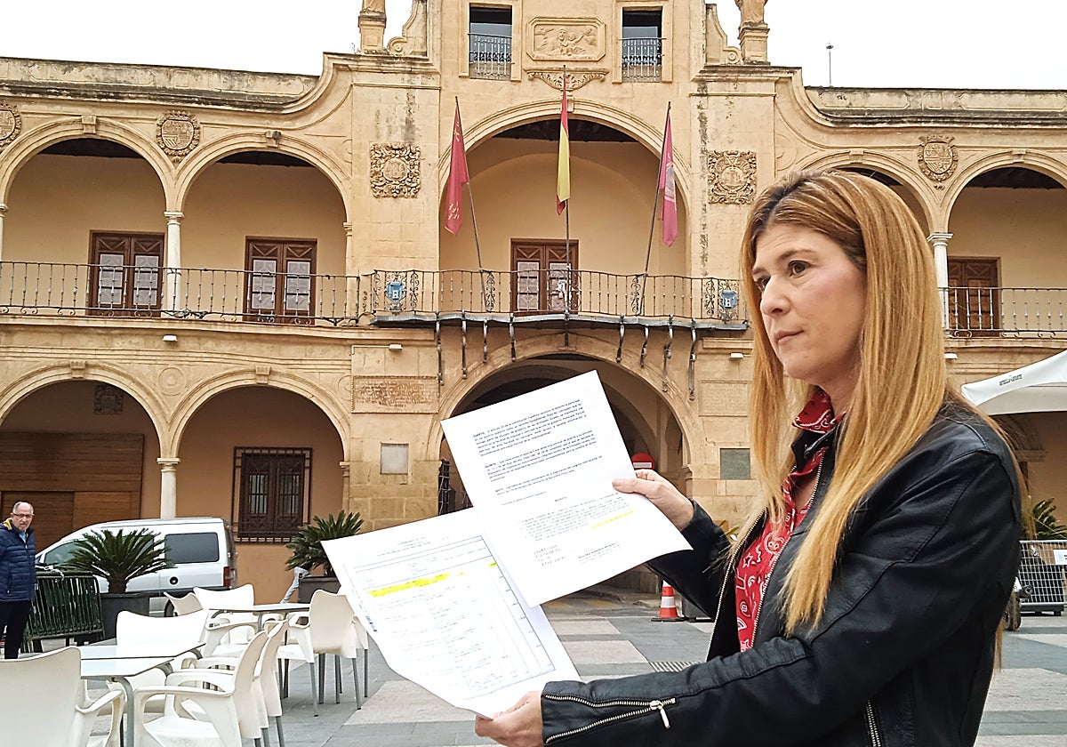 La concejala del PP Rosa Medina muestra las facturas ya pagadas para la celebración del congreso que ha sido suspendido.