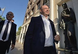Pedro Antonio Sánchez, junto a su abogado, entrando al Palacio de Justicia de Murcia.