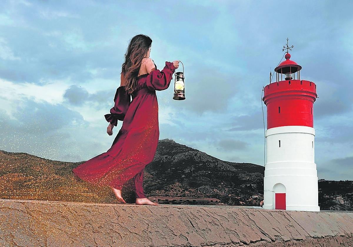 Autorretrato de la fotógrafa junto al Faro de Navidad de Cartagena en 'Búsqueda'.