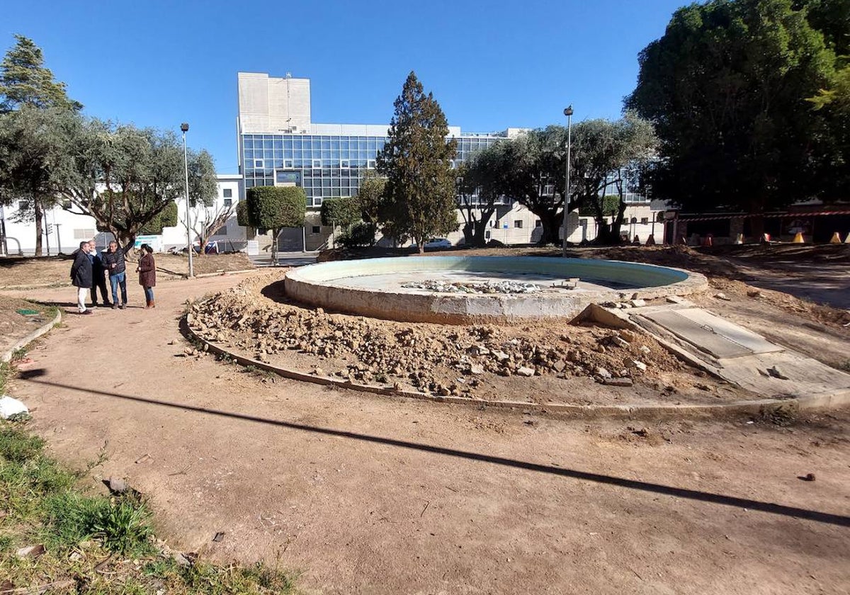 Alcalde y técnicos visitan la plaza de España, esta semana.