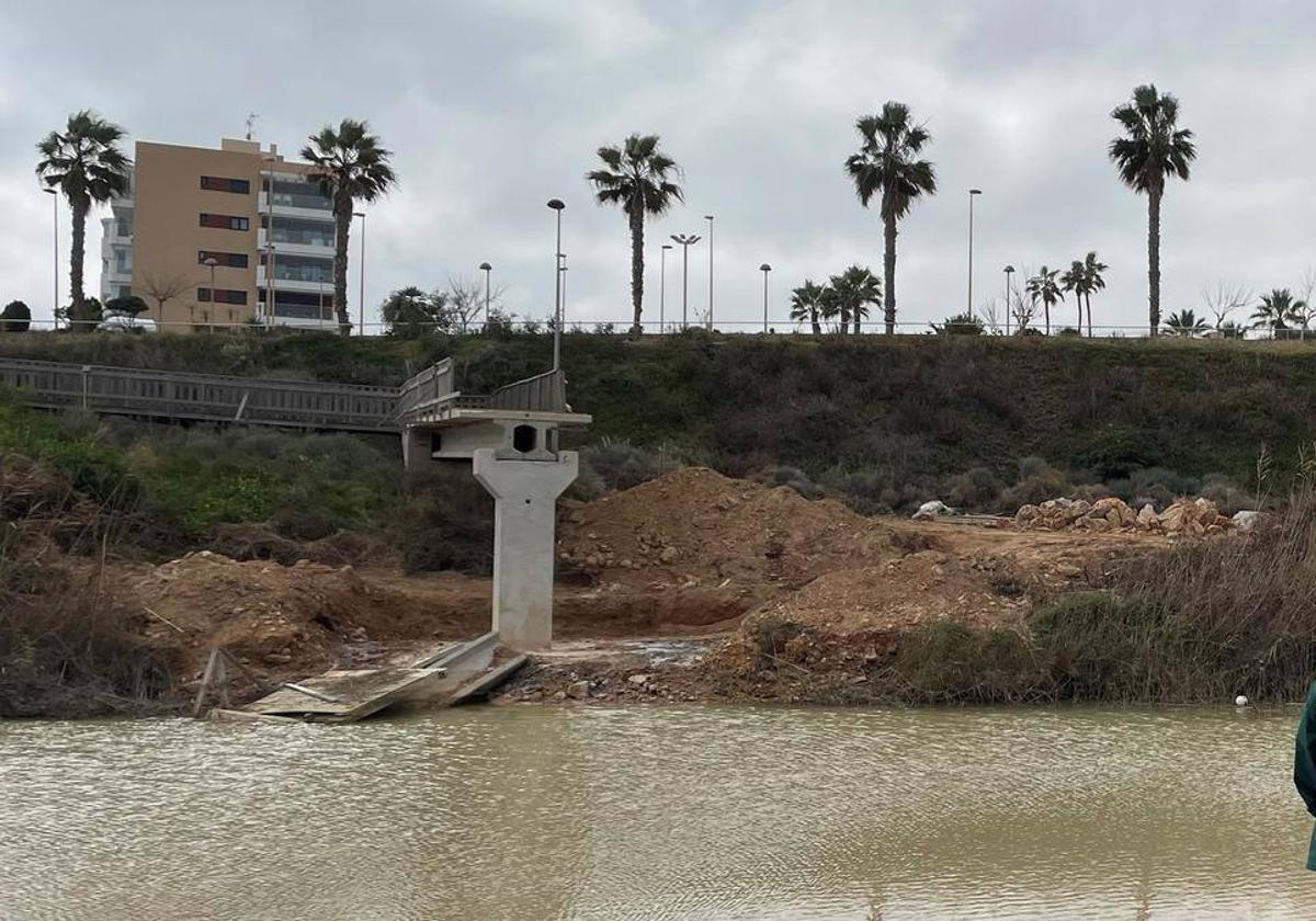 Uno de los dos pilares de hormigón que quedaron en pie tras caer la pasarela con la Dana.