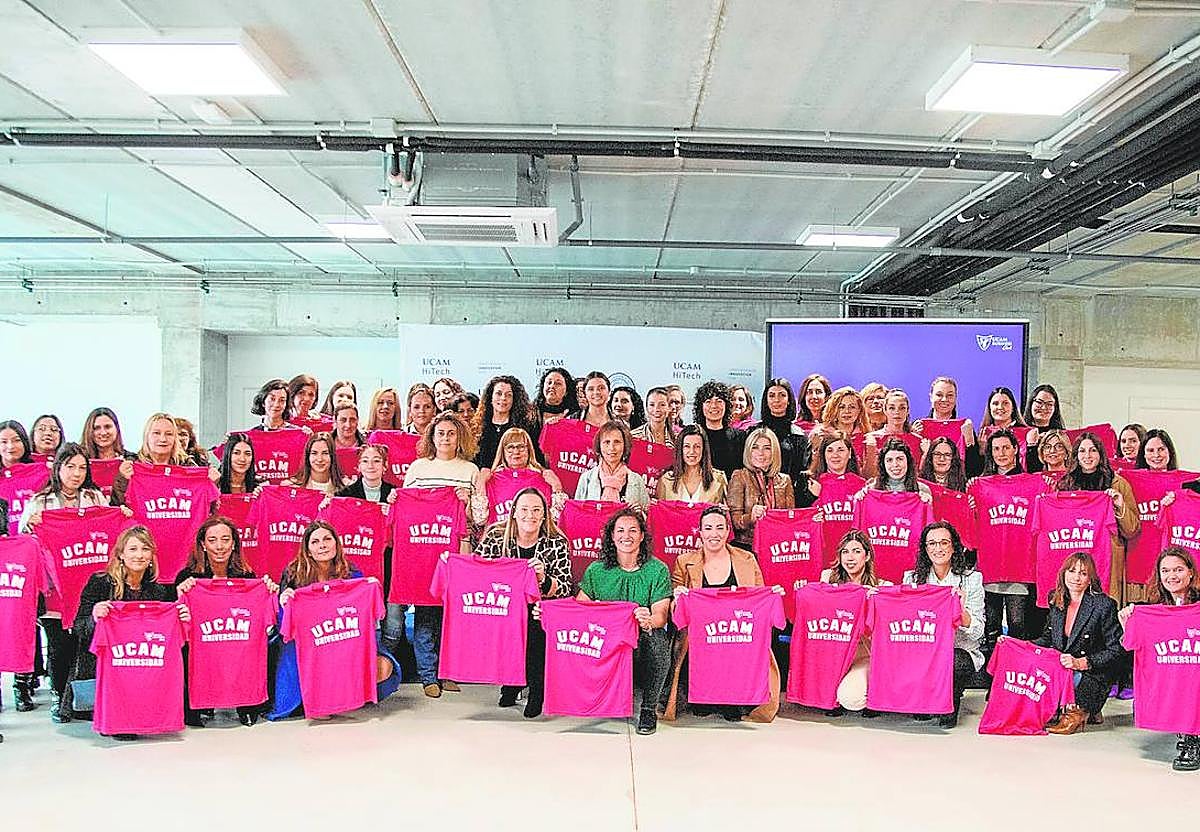 Foto de grupo de las asistentes a la segunda edición del UCAM Business Club por el 8M, organizado este martes por la Universidad Católica.