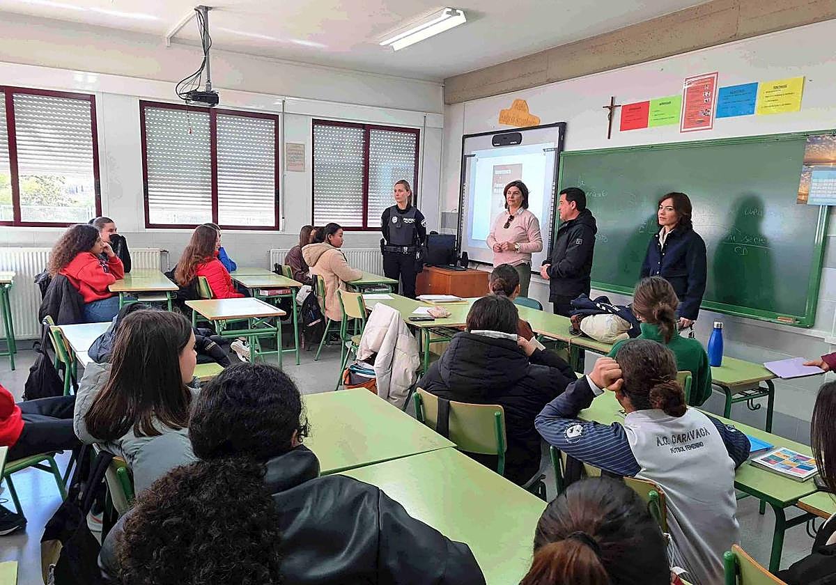 Una de las charlas en uno de los centros educativos de Caravaca.