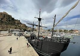 Vecinos de Águilas observan la 'Nao Victoria', este miércoles.