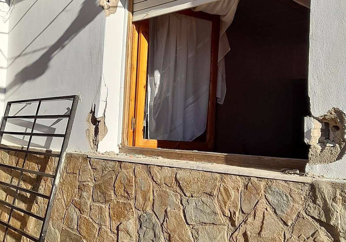 Estado en el que quedó la ventana de una casa de campo, en uno de los últimos robos.