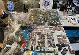 Las sustancias estupefacientes, dinero y otros efectos incautados por los agentes.