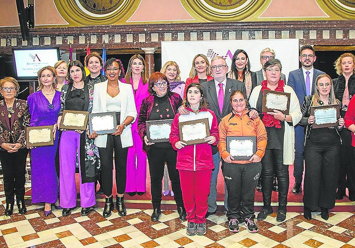 Representantes de las asociaciones y colectivos premiados, este martes, en la Asamblea.