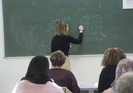 Una profesora imparte clase en un aula, en una imagen de archivo.