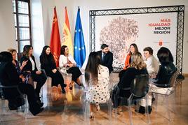 Encuentro de López Miras con doce mujeres en el Palacio de San Esteban.