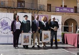 Los premiados junto al alcalde y a la concejala de Igualdad.