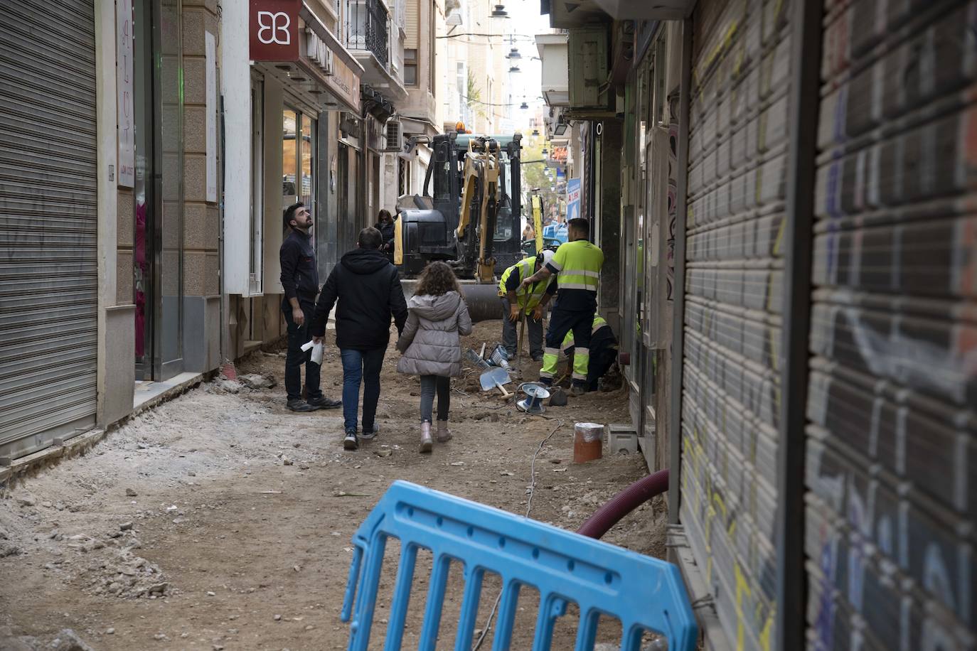 Las obras la calle San Fernando de Cartagena impacientan a comerciantes y vecinos