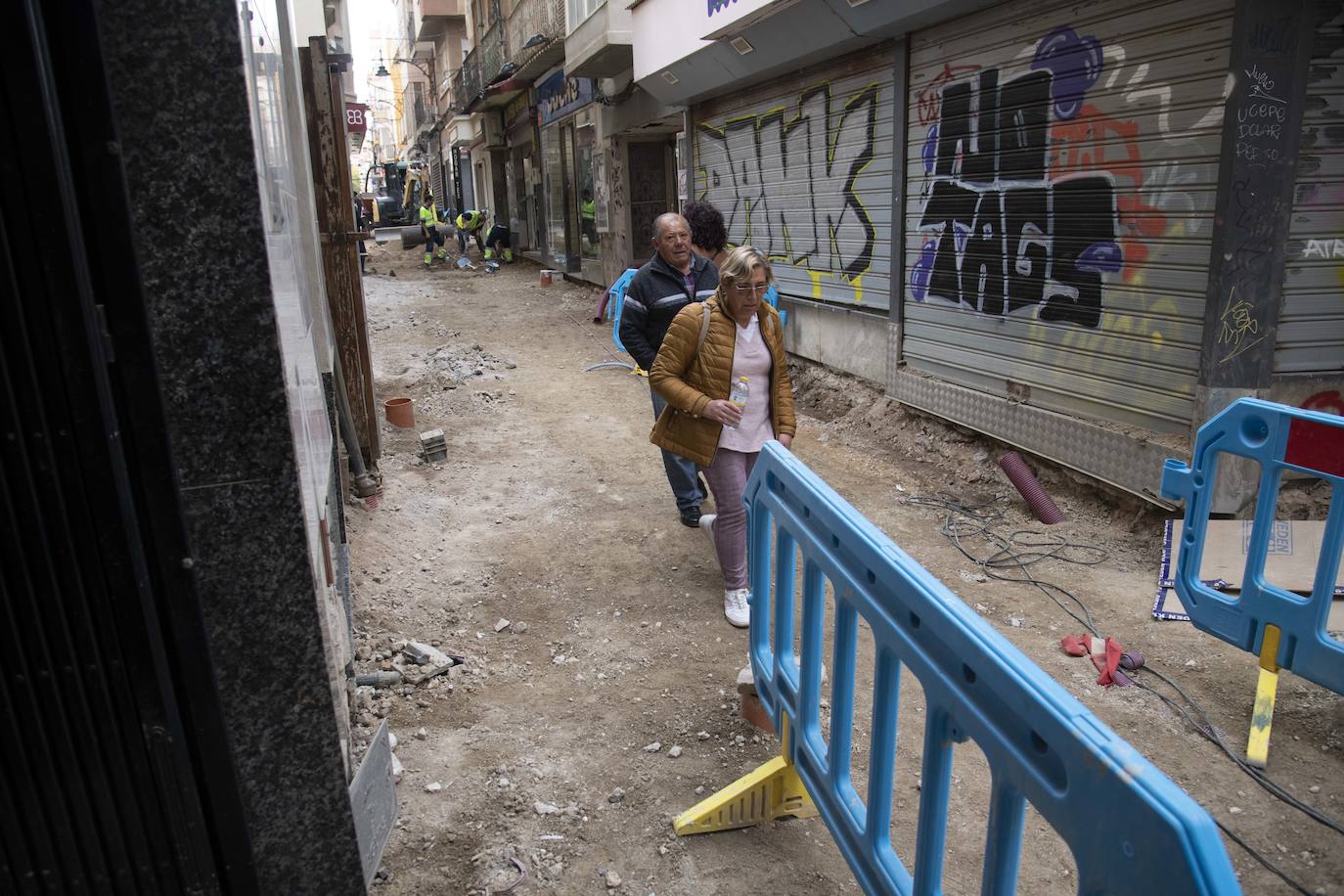 Las obras la calle San Fernando de Cartagena impacientan a comerciantes y vecinos