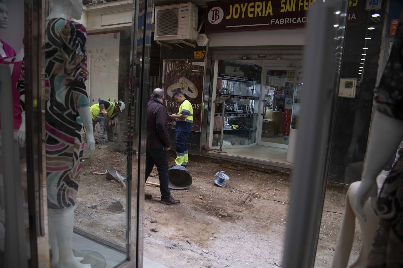 Las obras la calle San Fernando de Cartagena impacientan a comerciantes y vecinos