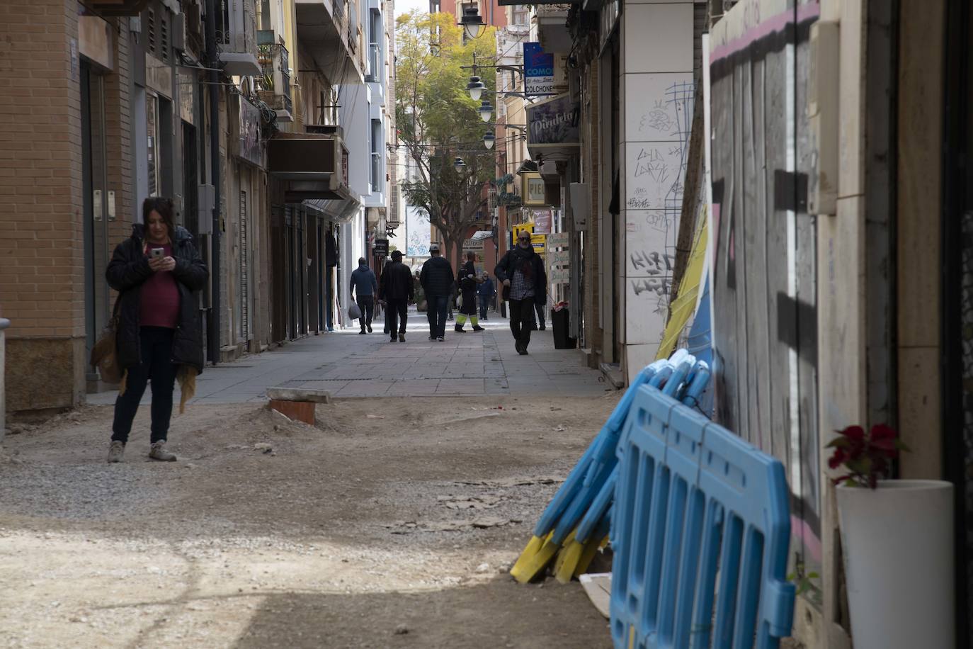 Las obras la calle San Fernando de Cartagena impacientan a comerciantes y vecinos