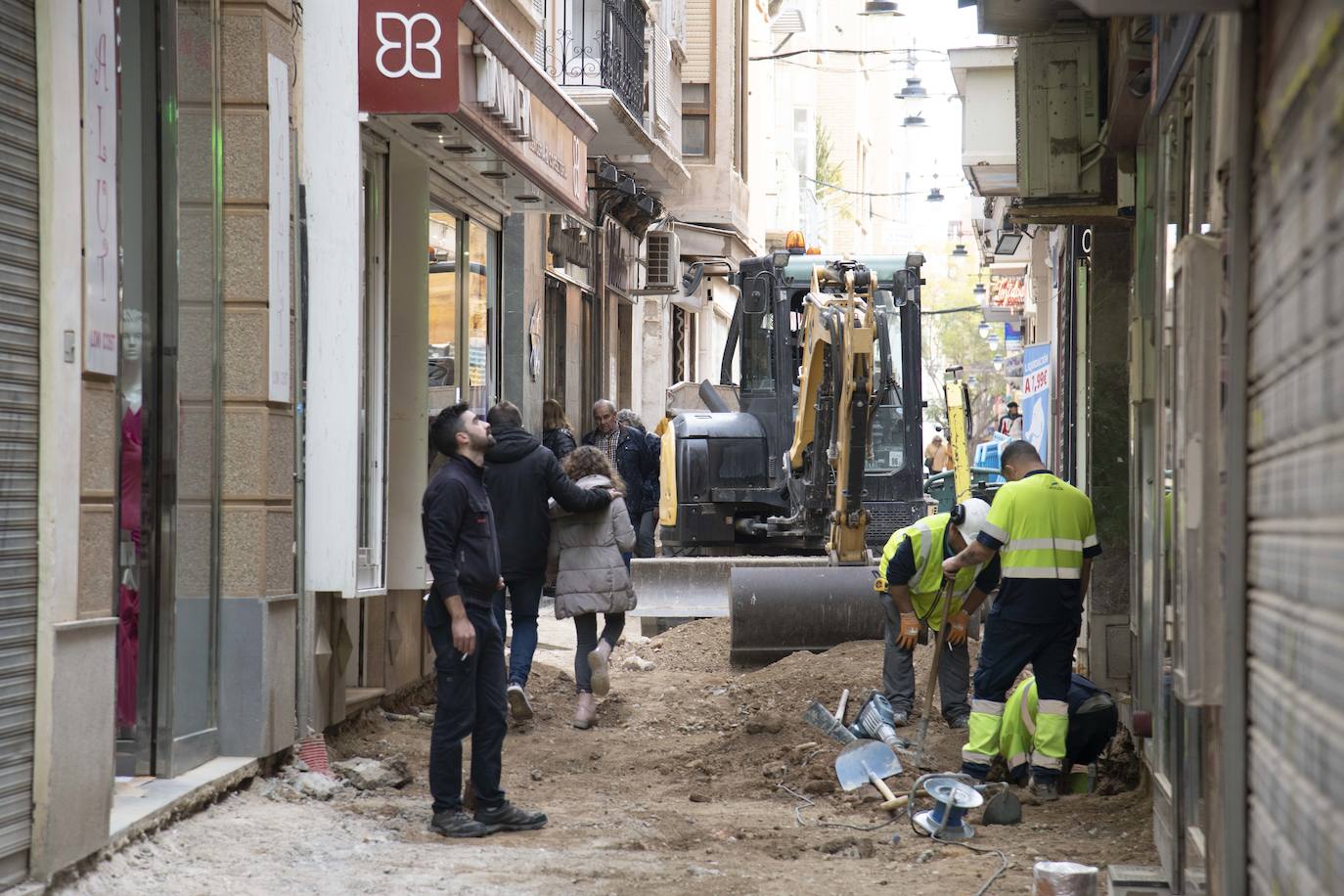 Las obras la calle San Fernando de Cartagena impacientan a comerciantes y vecinos