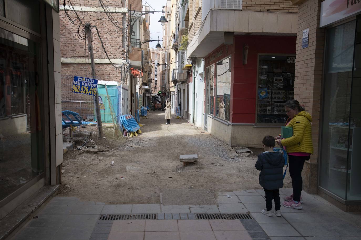 Las obras la calle San Fernando de Cartagena impacientan a comerciantes y vecinos