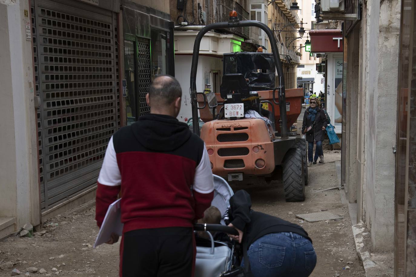 Las obras la calle San Fernando de Cartagena impacientan a comerciantes y vecinos