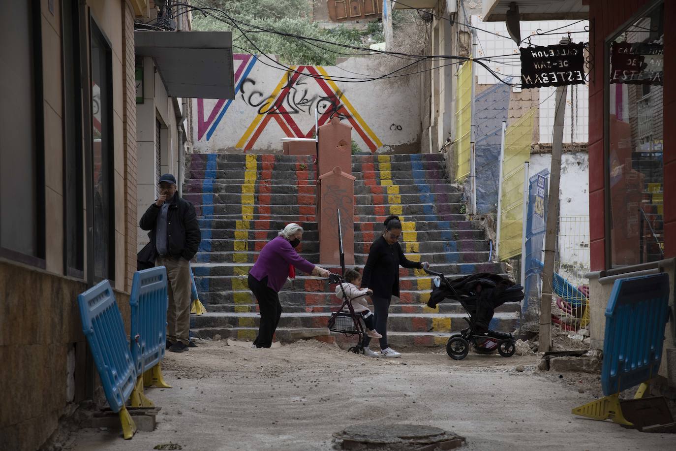 Las obras la calle San Fernando de Cartagena impacientan a comerciantes y vecinos
