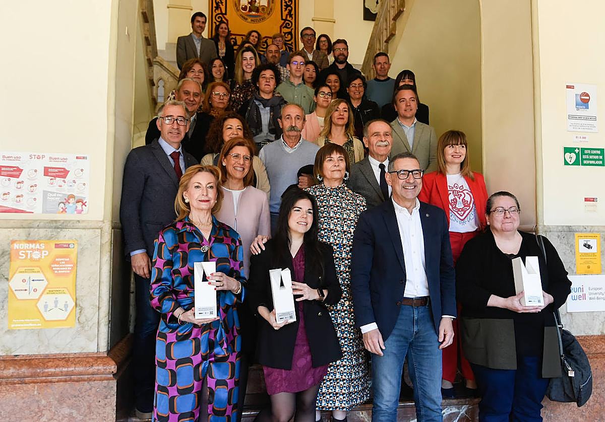 En la primera fila, Trinidad Herrero, profesora; Margarita Orozco, vicedecana de la Facultad de Derecho, e Isabel María Solano, encargada de recoger el premio al grupo 'PaCiencia la nuestra'.