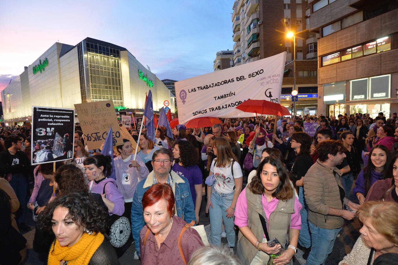 La manifestación del Día de la Mujer en Murcia, en imágenes