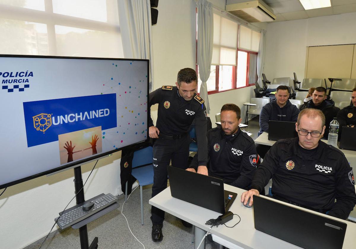 El subinspector José Marín da una charla a policías locales sobre el proyecto 'Unchained'.