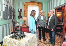 La concejal de Cultura Júlia Tortosa, Luis Boyer y el alcalde de Monóvar, Alejandro García, en la Casa Museo Azorín en Monóvar.