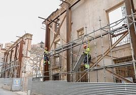 Operarios colocan el andamio en una de las fachadas históricas del solar donde se construirá el Palacio de Justicia.
