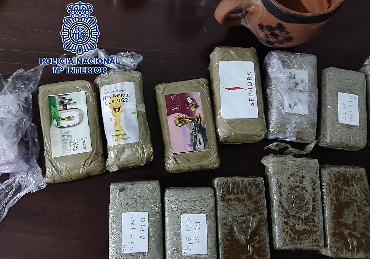 Droga incautada por los agentes durante el registro.