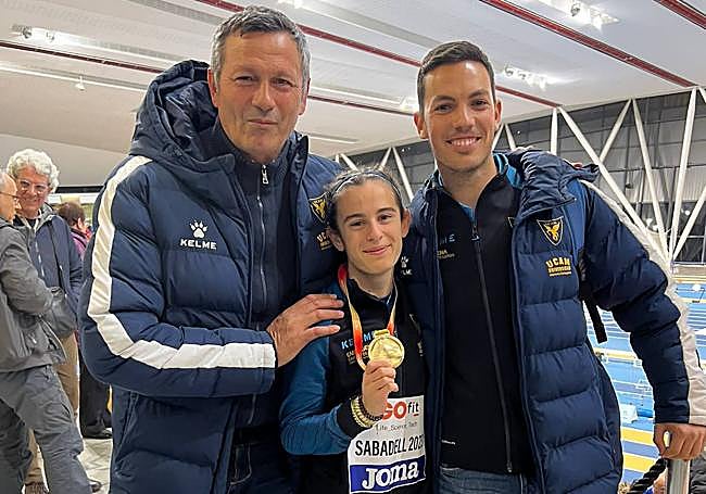 Eva es arropada por sus entrenadores, Antonio Peñalver (izda.) y Pablo Díaz, tras ganar el oro nacional.