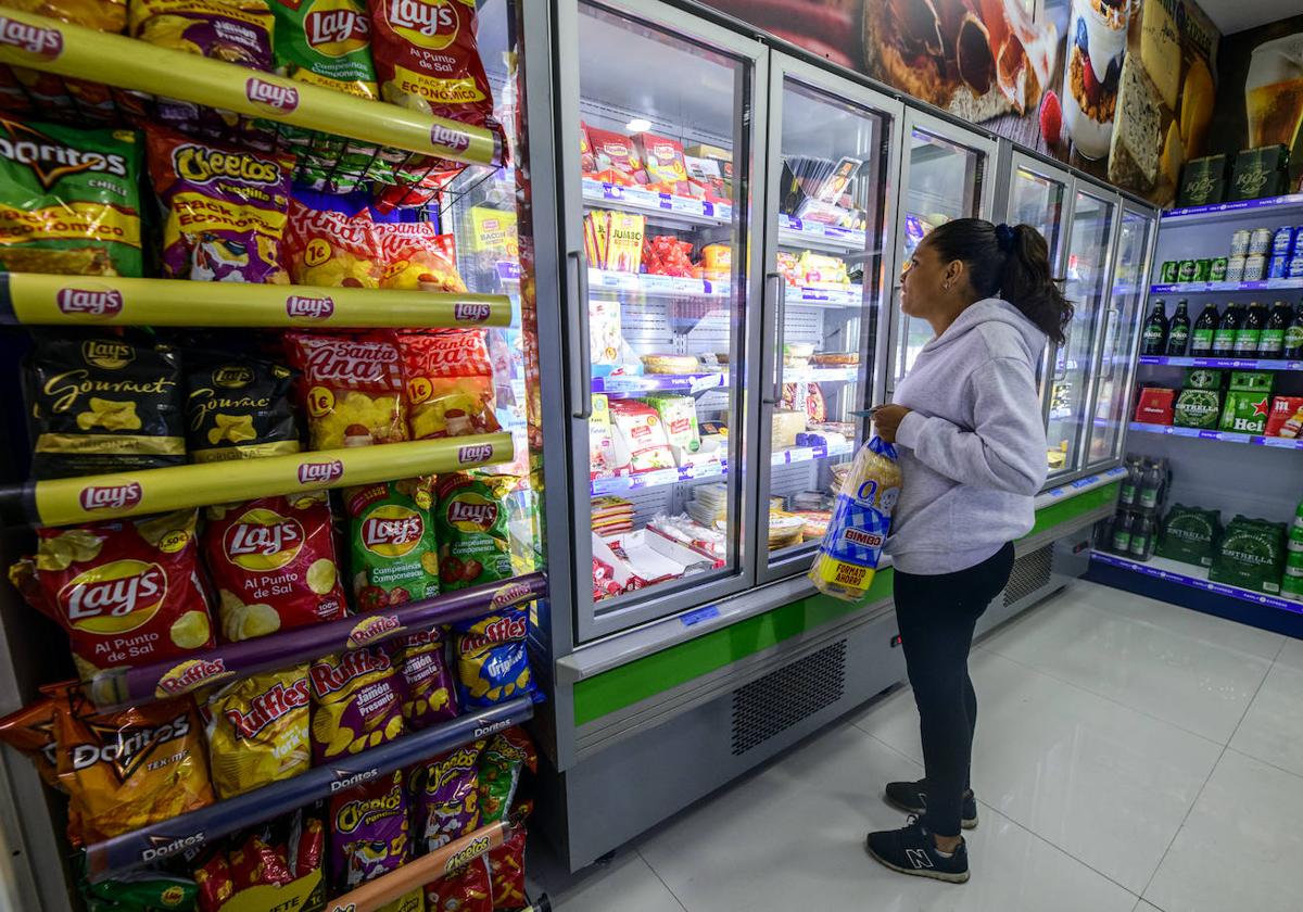 Una clienta en un supermercado, en una imagen de archivo.