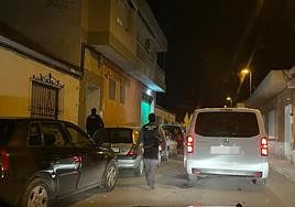 Agentes en Roldán este miércoles por la noche.