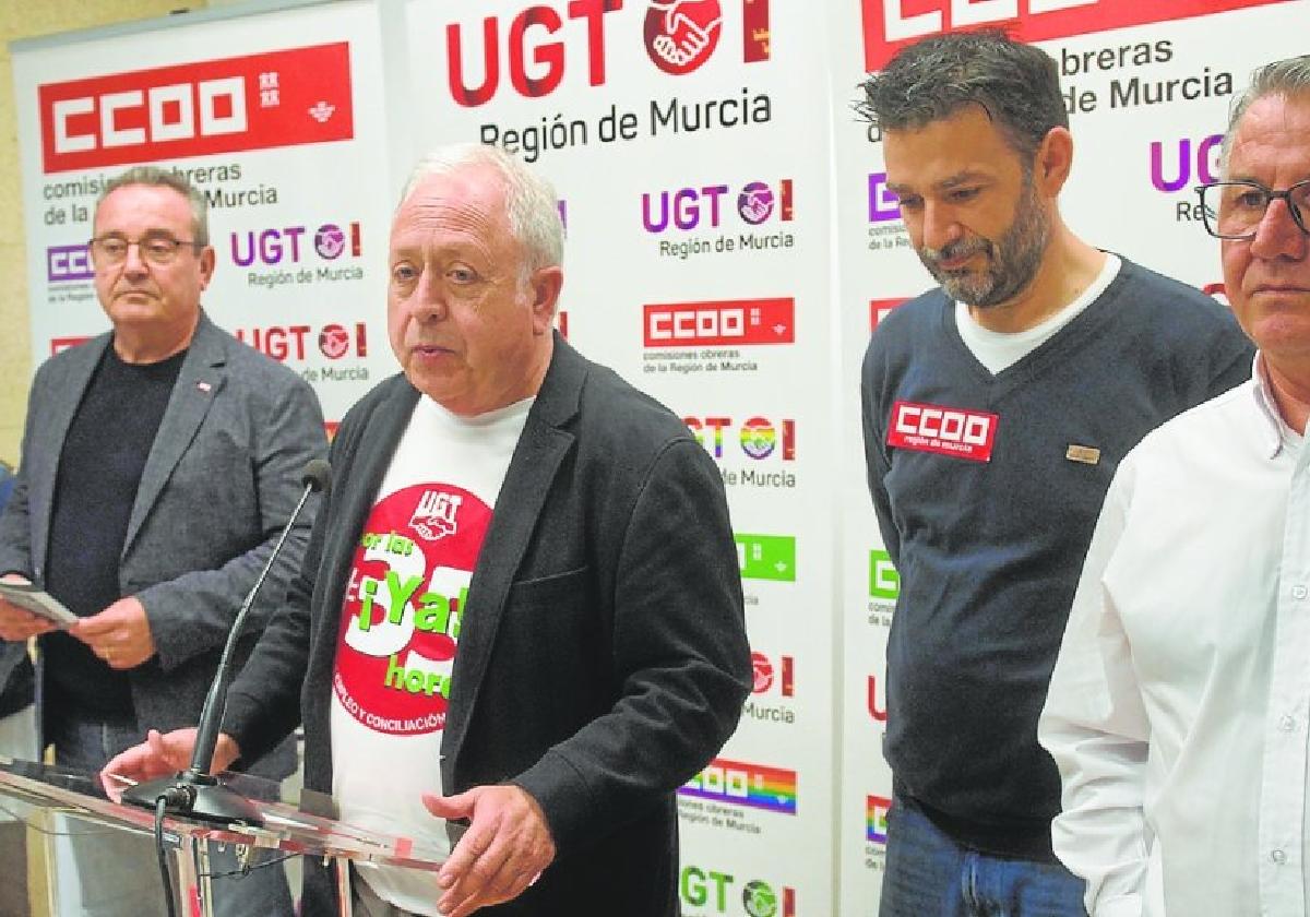 Antonio Jiménez, secretario general de UGT, interviene en la rueda de prensa de ayer, acompañado del secretario general de CC OO, Santiago Navarro –segundo por la izquierda– y de otros dirigentes de ambos sindicatos.