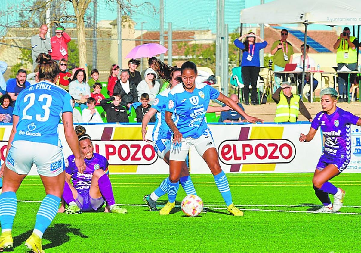 Aldrith Quintero arma el disparo en la jugada del gol al Tenerife.