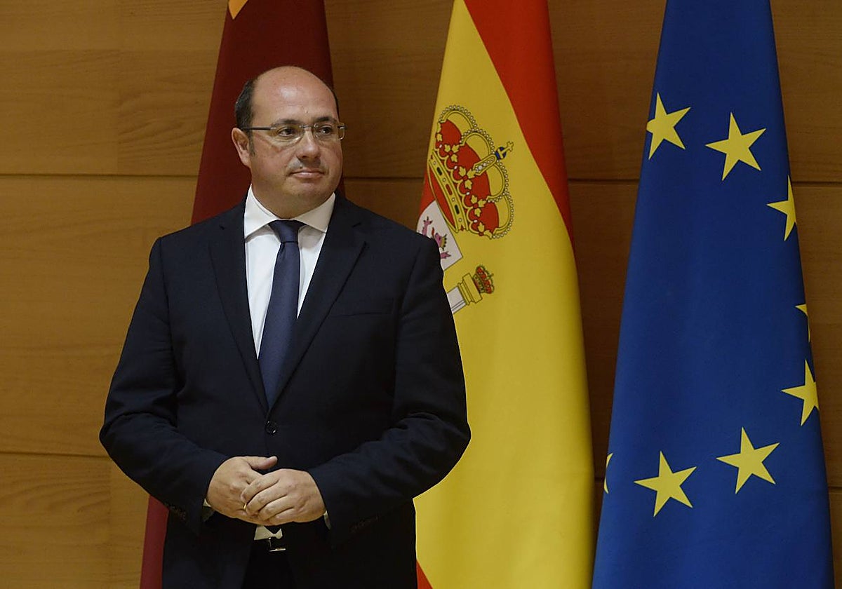 Pedro Antonio Sánchez, durante un acto en San Esteban, junto a las banderas de la Región, España y Europa.