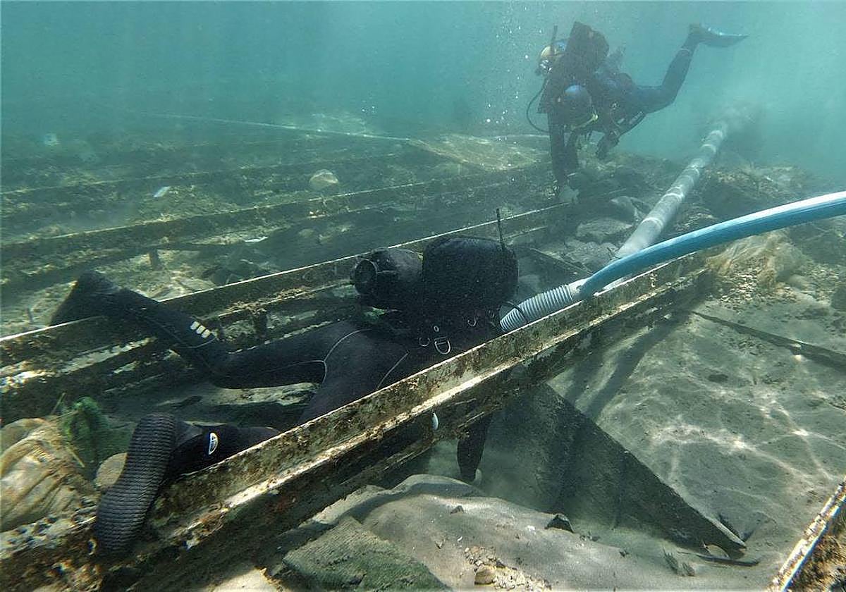 Un arqueólogo revisa el estado del barco, en una imagen de archivo.