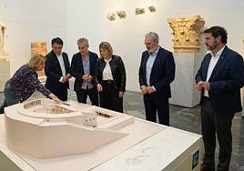 La alcaldesa de Cartagena, Noelia Arroyo, junto a otras personalidades observan la maqueta del Museo del teatro Romano de la ciudad portuaria.