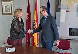 La decana del Colegio de Psicólogos, María Fuster, y el consejero de Educación, Víctor Marín, tras la firma del convenio.