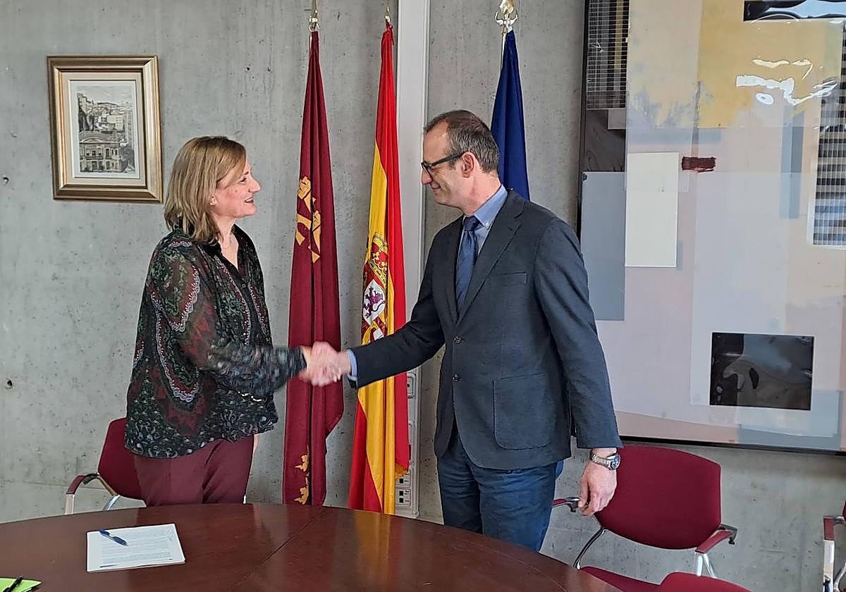 La decana del Colegio de Psicólogos, María Fuster, y el consejero de Educación, Víctor Marín, tras la firma del convenio.