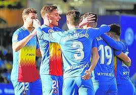 Los jugadores del FC Andorra celebran el tanto de Sinan Bakis que les dio la victoria frente al Sporting de Gijón (1-0) el pasado 19 de febrero en el Estadi Nacional.