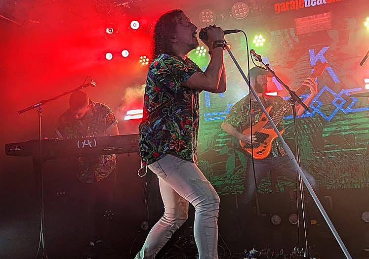 Ross Jennings, en primer plano, con el teclista Pete Jones y el bajista Conner Green al fondo.