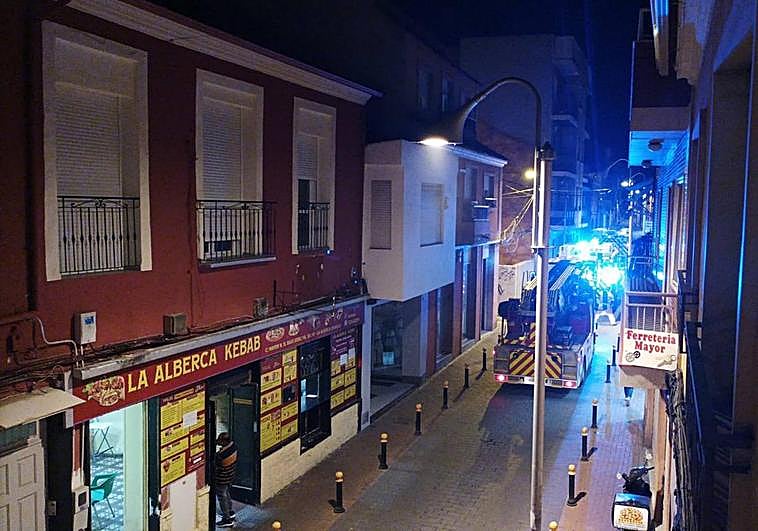 Los bomberos apagan el fuego en La Alberca este domingo por la noche.